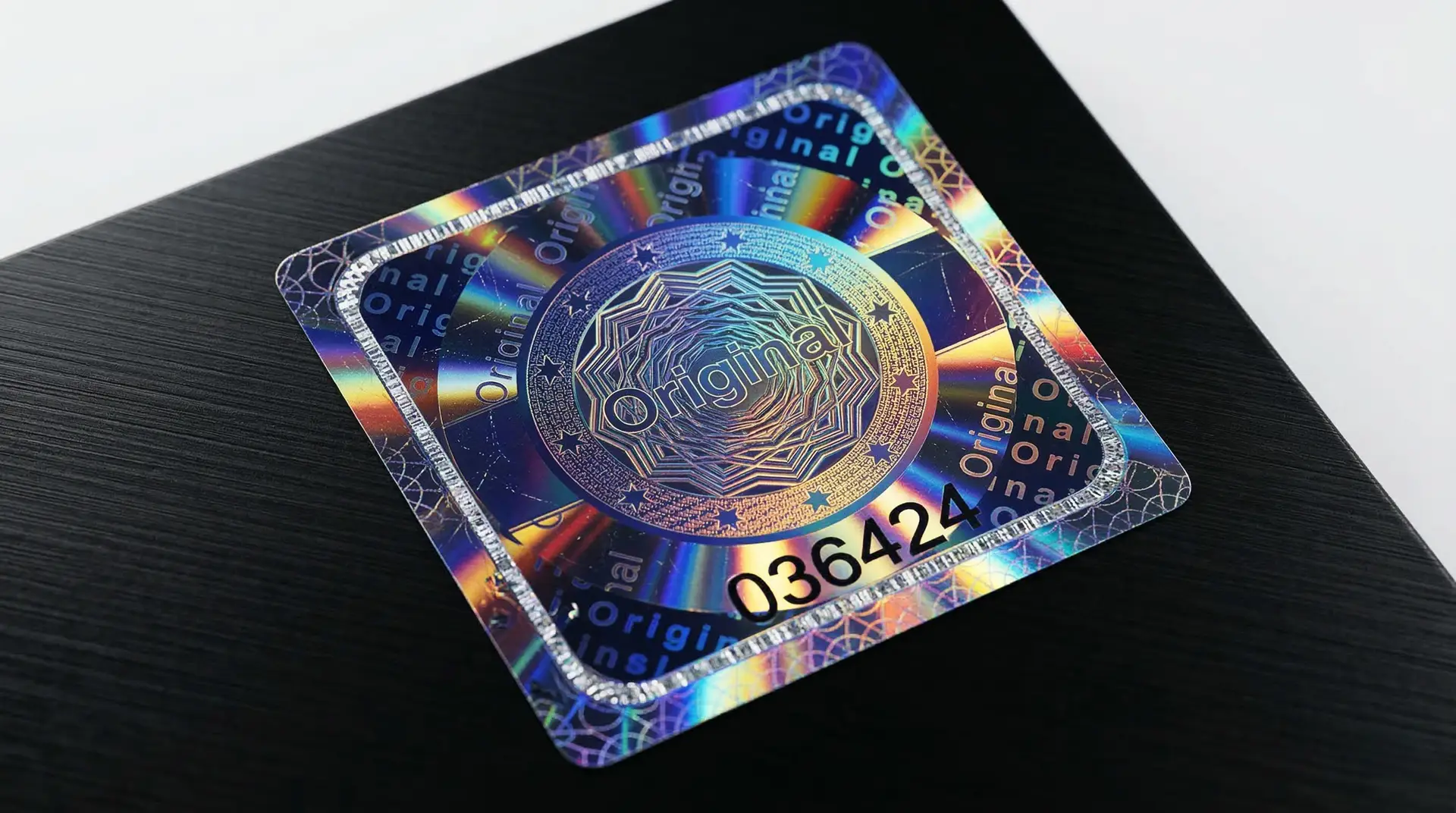 Quadratisches Hologramm-Etikett Original mit Seriennummer auf schwarzem Untergrund – Echtheitsetikett