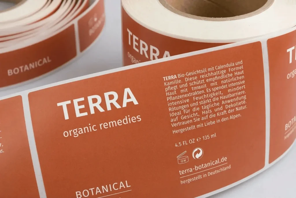 Etikettenrolle mit orangenem Terra Organic Remedies Botanical-Etikett – PE-Etiketten für Naturkosmetik