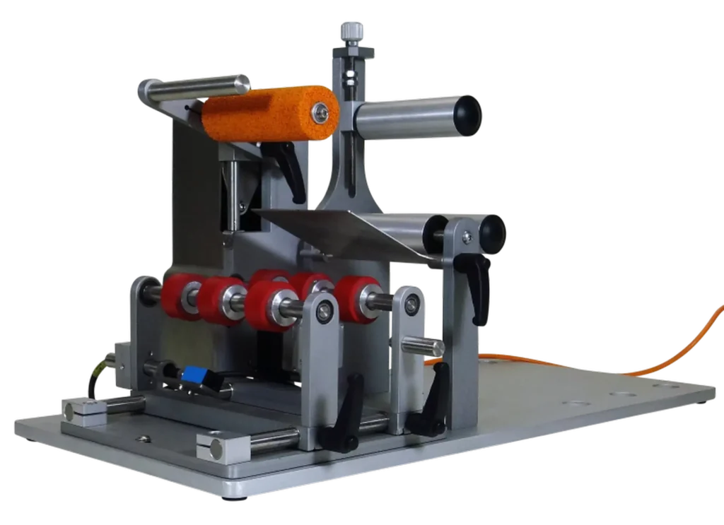 GoDEX AG1000F Flaschenapplikator in Silbergrau mit roten und orangen Rollen