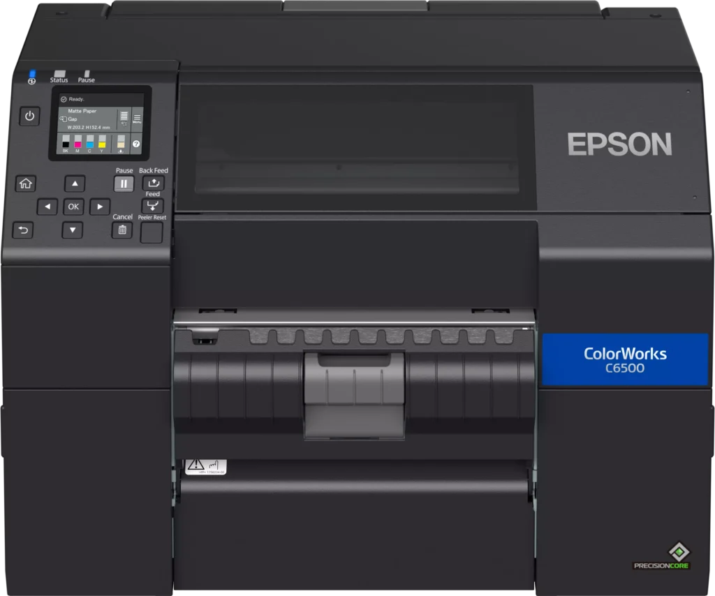Anthrazitfarbener Epson ColorWorks C6500Pe Breitformat-Farbetikettendrucker mit geoeffnetem Etikettenspender