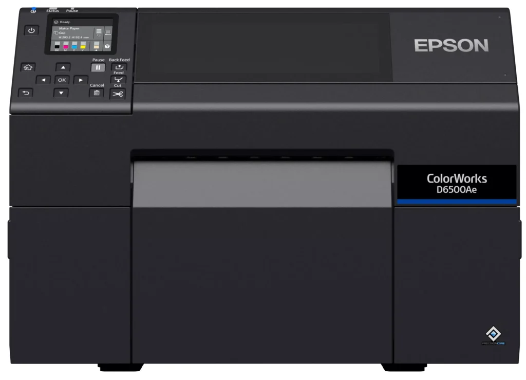 Anthrazitfarbener Epson ColorWorks D6500Ae Breitformat-Farbetikettendrucker mit Auto-Cutter auf weissem Hintergrund